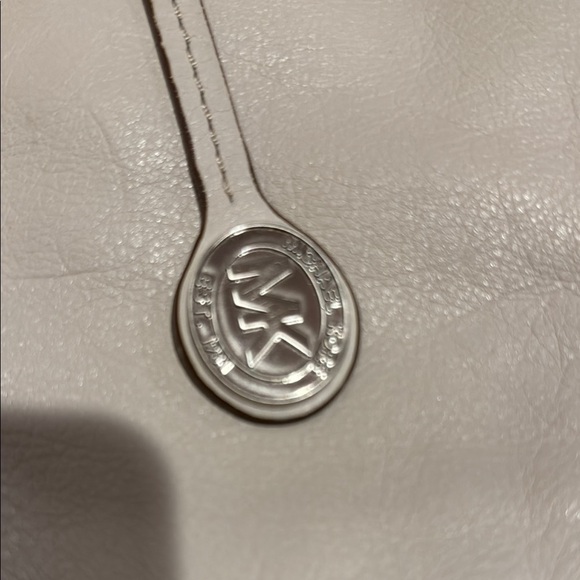 Michael Kors White Shoulder Bag with Textured Leather - Picture 2 of 5